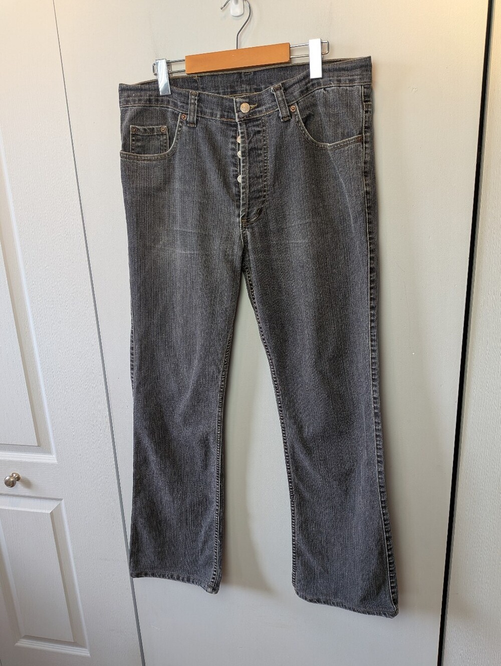 LEVI'S 501 Jeans Men Straight Leg Size 33x34 Vintage Made In USA Buttons Closure